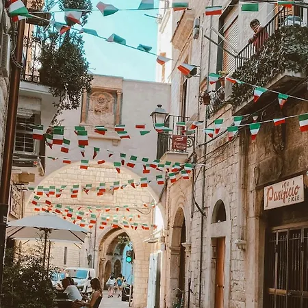 Celebrity Home, Bari