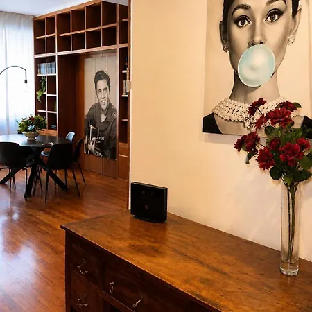Apartament Celebrity Home,